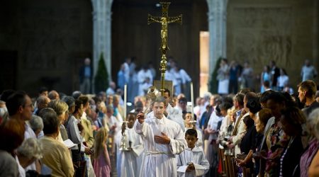 24 juin 2012 : Procession d'entrée lors de l'ordination diaconale célébrée en la cath. Saint André de Bordeaux (33), France

June 24, 2012 : Ordination of 5 deacons, cath. Saint André de Bordeaux (33), France